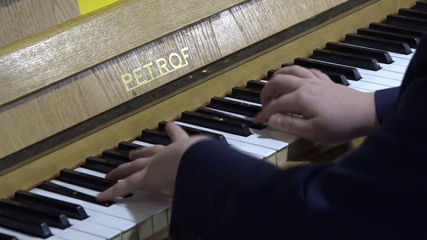 Balázs Piri Soma zongorázik